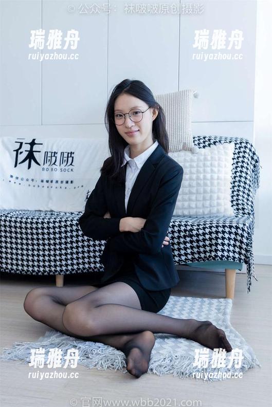 BoBoSocks袜啵啵-奶油 BoBoSocks袜啵啵 - 图集大揭秘:奶油的两双板鞋让人想起了青春的尴尬