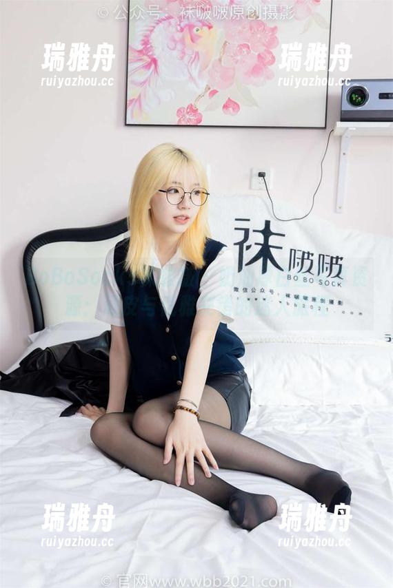 BoBoSocks袜啵啵-奶油 BoBoSocks袜啵啵 - 奶油厚白丝写真资源:顽皮与优雅交错的迷人旅程