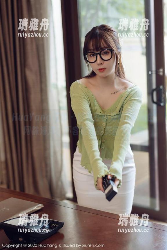 HuaYang花漾-小海臀Rena HuaYang花漾 - 迷失在小海臀Rena的网袜海洋:不容错过的美图大礼包