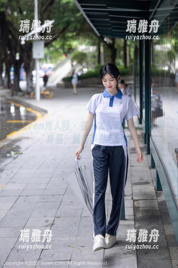 Xiuren秀人网-小尤奈 Xiuren秀人网 - 在小尤奈的定制旗袍写真里,藏着声音与色彩