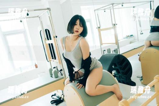 Zia(지아)的图库奇观：Loozy网吧的心跳瞬间