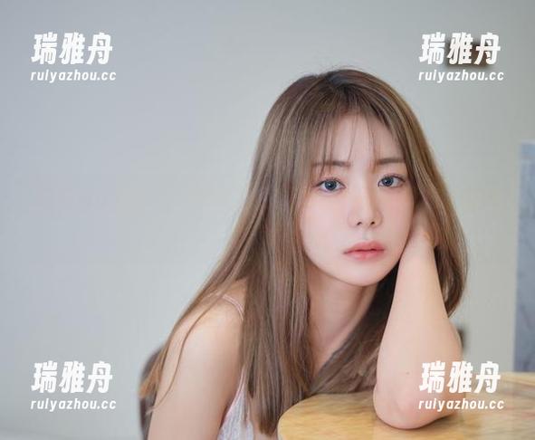 跟着wuyo(우요)领略粉色幻想：私房写真的悸动时刻