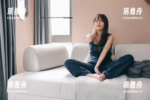 窘迫的我赶紧下载いくみ(育美)的短裙免费套图，来点眼福！