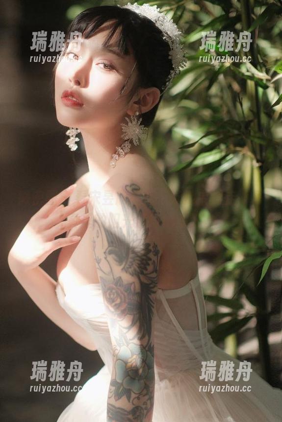 宋昱欣 微密圈 - 看宋昱欣怎样在泳池中游走,写真里的阳光洒得刚刚好。