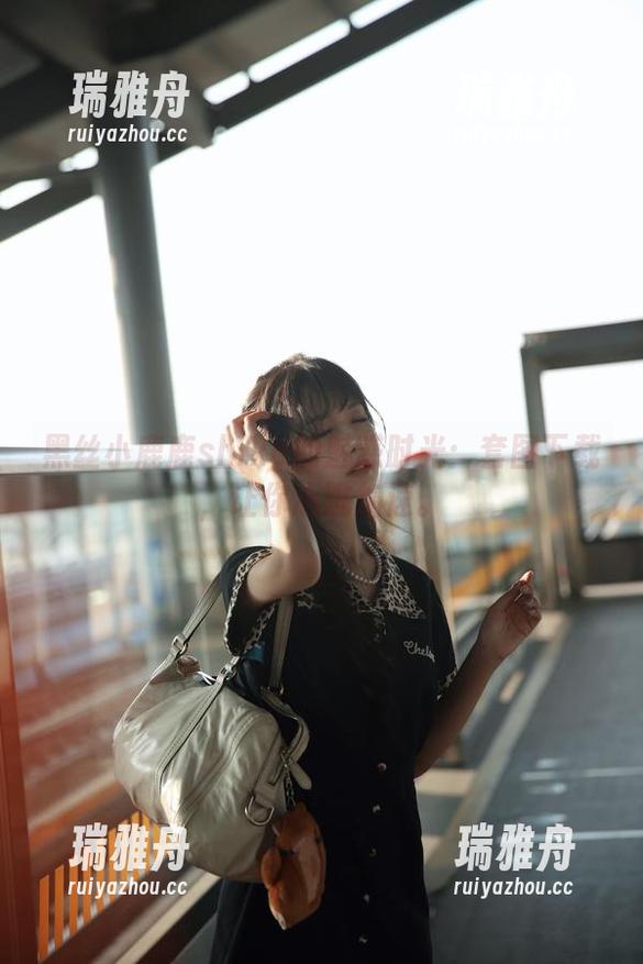 黑丝小鹿鹿shika的魅惑时光：套图下载，让你心跳加速。