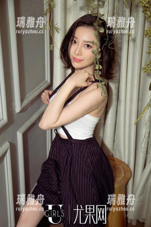 尤果网-李焱 尤果网 - 李焱高跟鞋写真更新,真香系列:我这双鞋真的是风的代言人!