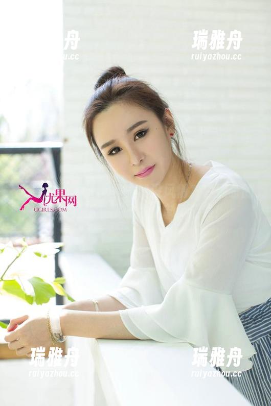 尤果网-白熙萌 尤果网 - 谁说无圣光就没风情?白熙萌的白衬衫正在挑战你的审美底线!