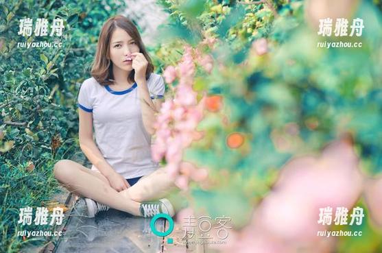 推女神-刘奕宁Lynn 推女神 - 刘奕宁Lynn的教室免费写真合集,瞬间把课本变成了画布!