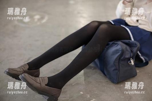 森萝财团-Sia 森萝财团 - Sia内衣图包:光滑的布料与柔软的欲望