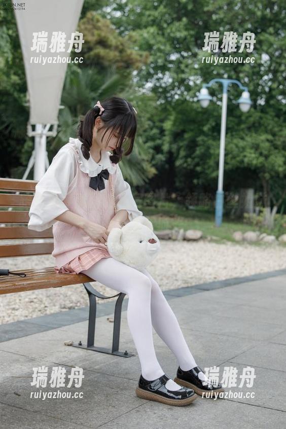 森萝财团 跟着森萝财团的私房图片,领略白丝姐妹花的柔软时光