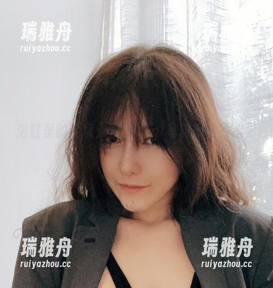 浴缸里的梦境：樱晚gigi写真图包的水影交织