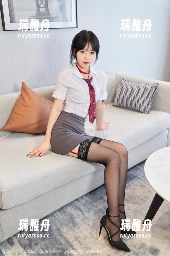 秀人网 - 泳衣新玩法！久久aimee的写真集分享，别错过夏日浪潮！