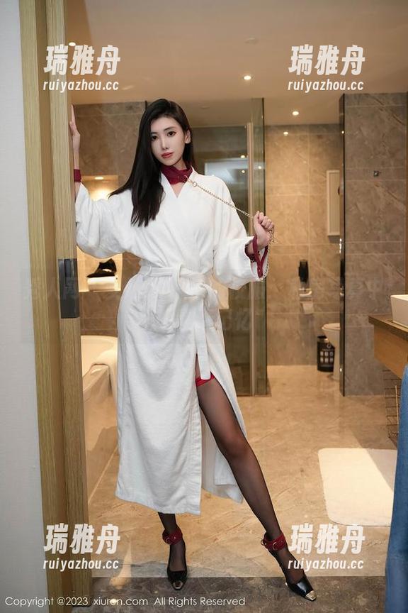 秀人网-安然anran 秀人网 - 安然anran的校服:私房写真中的青春记忆