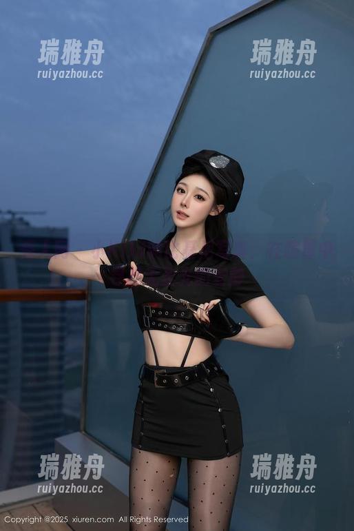 秀人网-小Kiki 秀人网 - 小Kiki的比基尼写真:在喧嚣中寻找无圣光的安静