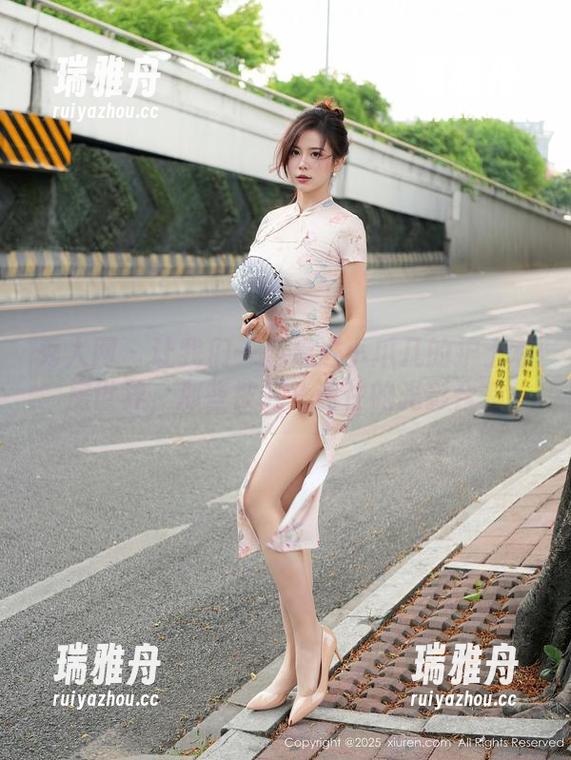 秀人网 - 让我们一起走进小爪几的护士私房世界，那些被低头遮住的光影合集