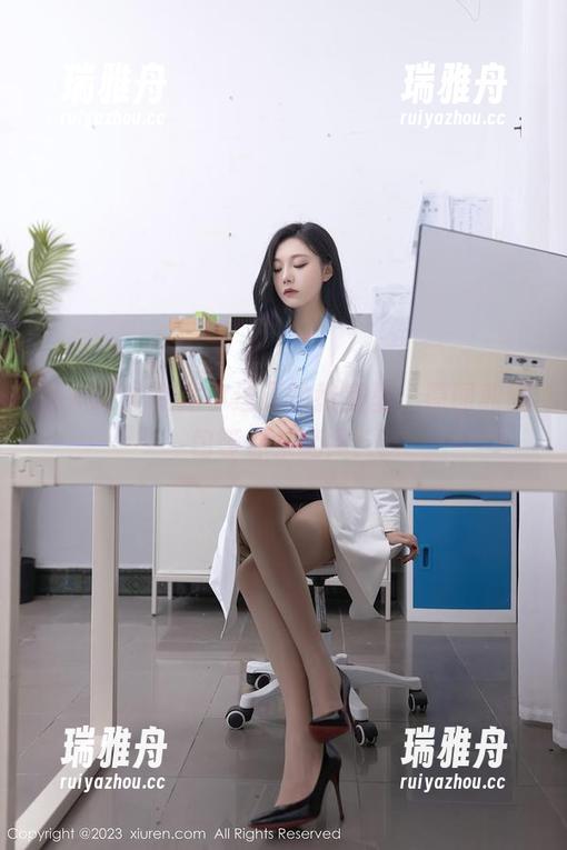 秀人网 - 在是小逗逗的教室里，原图和图包等你来翻阅！