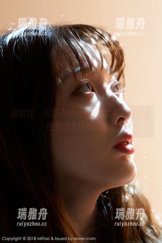 蜜桃社 - 在陌子Mandy的比基尼美图里，世界都是色彩斑斓的！