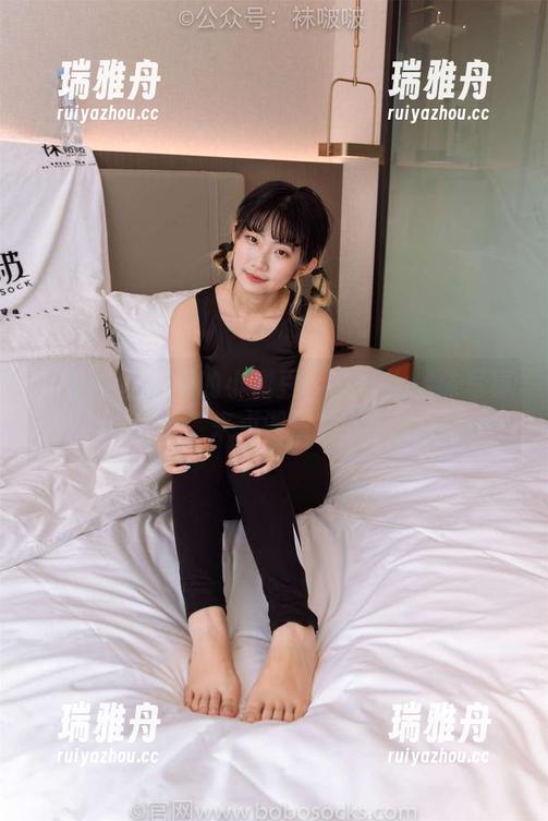 袜啵啵 - 大胆的小甜豆：白丝大腿袜写真集，来点调皮的吧！