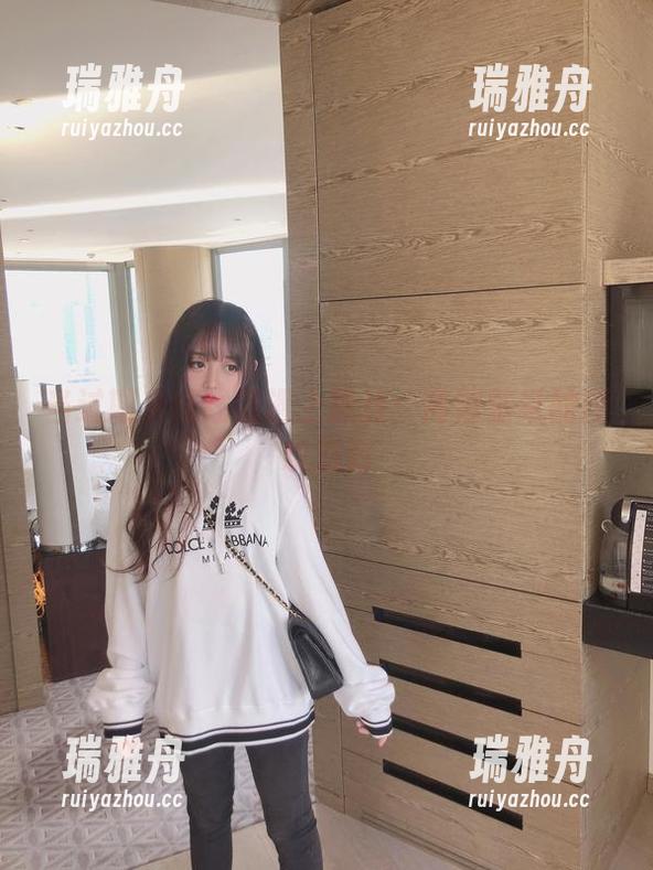 过期米线线喵 当过期米线线喵遇上黑丝:高清壁纸的狂欢派对