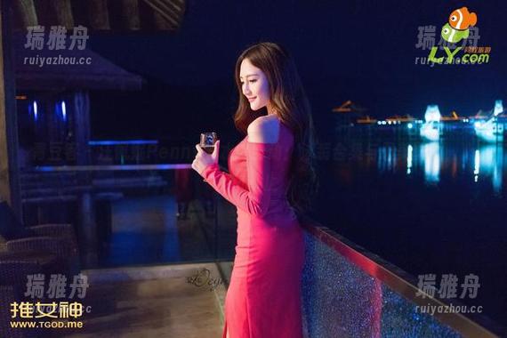 青豆客 - 汪佩妮Penny的水波脉动：泳装合集与最美壁纸，心动不止