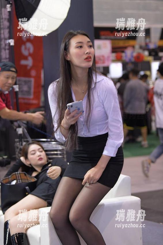 最新！魔镜街拍图册：探索长腿与肉丝制服的魅力，简直目不暇接！