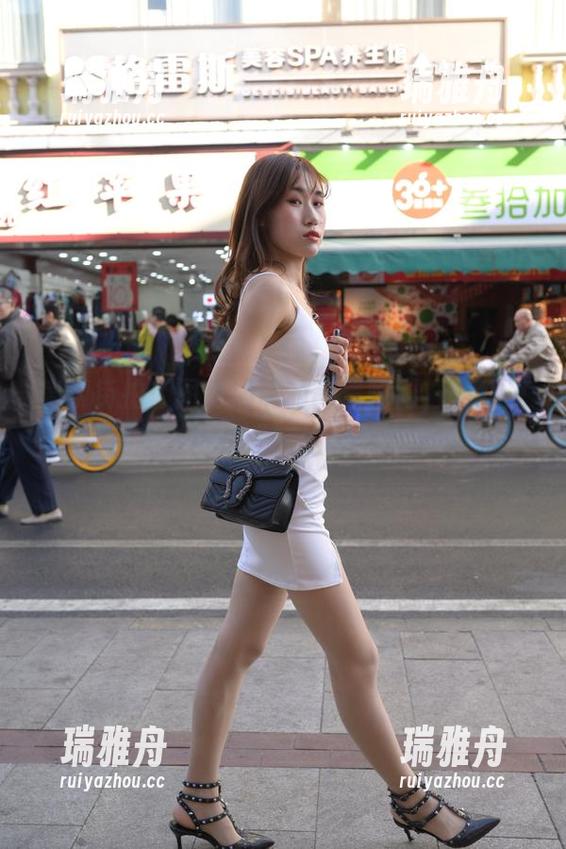 魔镜街拍：图库满满的高清瞬间，网红只是简言，真是“简约而不简单”！